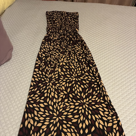 Lazcana Dresses & Skirts - Chic Strapless Patterned Dress